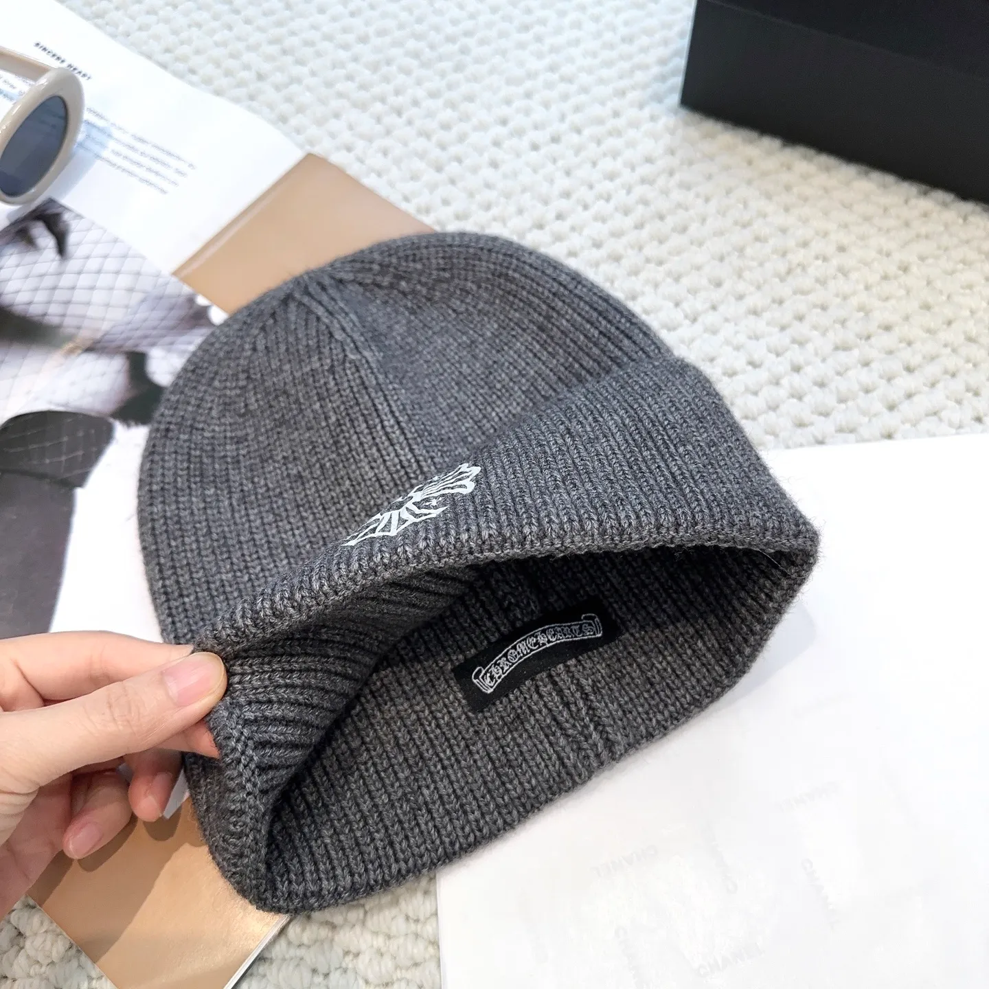 P50 🤍Chrome hearts new autumn and winter cross knitted hat🧶 One of the must-have hats in autumn and winter~ It really looks good on whoever wears it~, it is also a perfect match in black and white and gray in autumn~